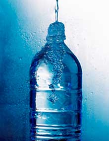 Рак простаты, аденому и рак груди может вызвать бутилированная вода